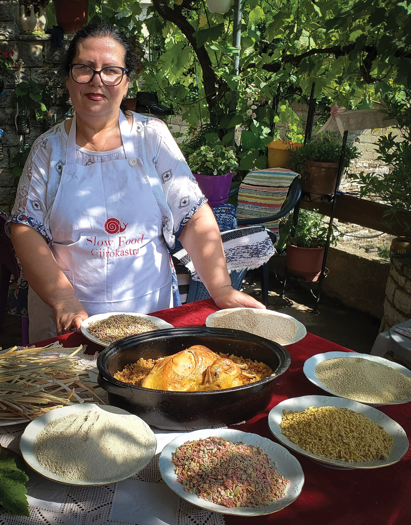 Tek Rudina/ Mesoni se cfare gatoi sot mjeshtrja e kuzhines gjirokastrite Marieta Karagjozi