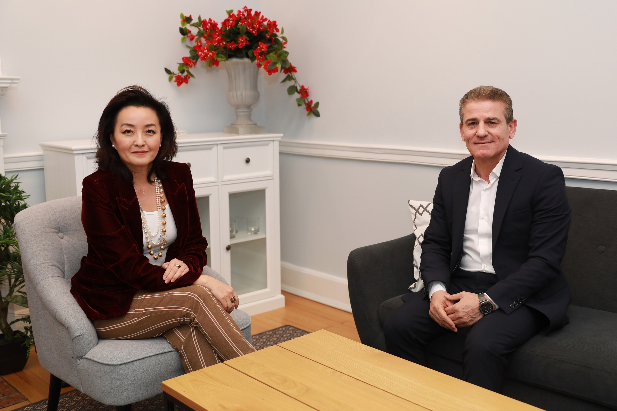 Ambasadorja Yuri Kim u takua me z. Aleksandër Çipa, kreun e Unionit të Gazetarëve Shqiptarë