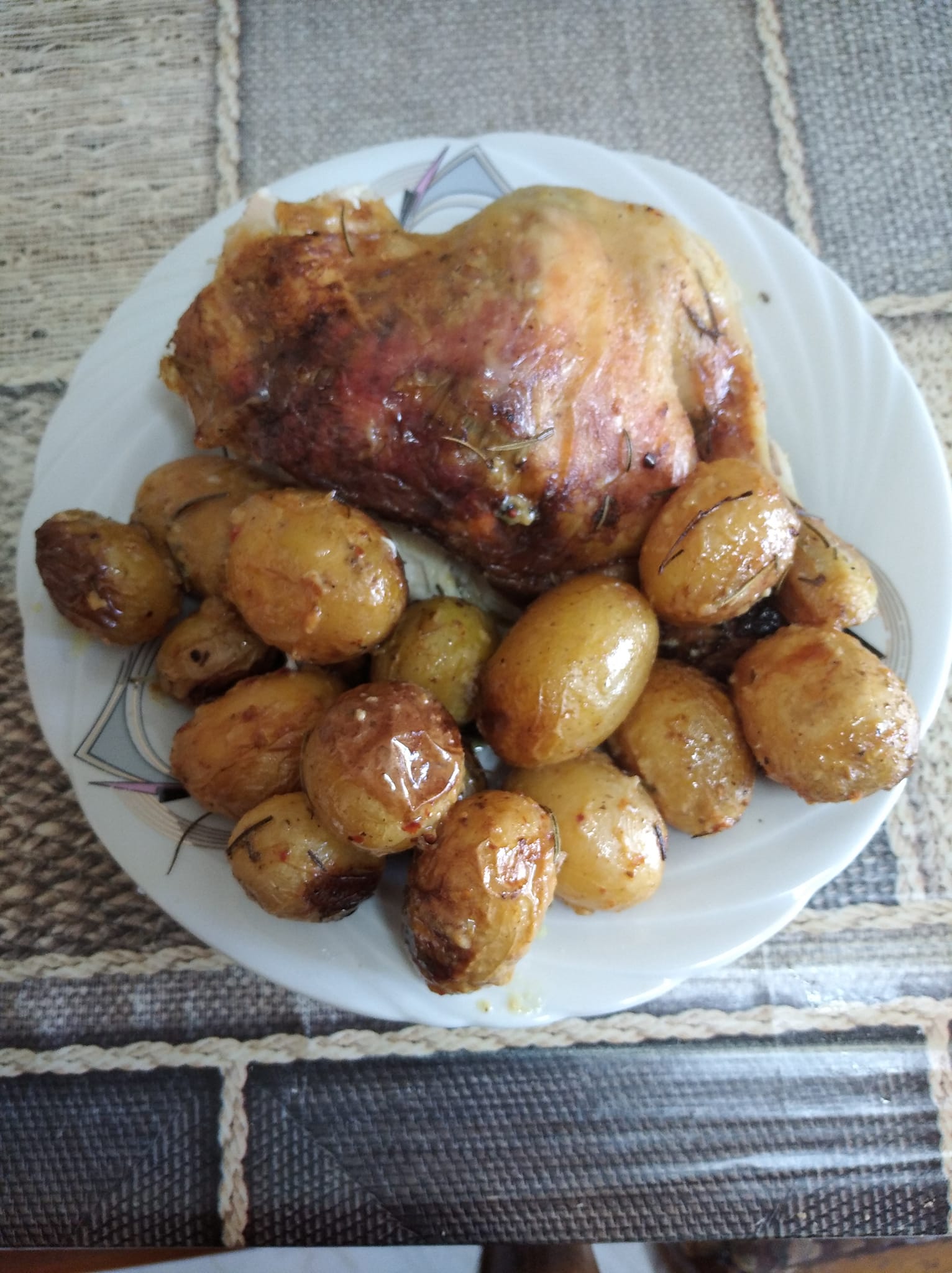 Neser, e diel, si dite pushimi ju ftojme te gatuani pule me patate franceze