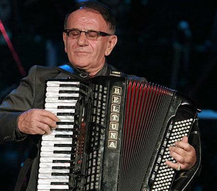 Kujtojme kompozitorin e njohur te muzikes se lehte Agim Krajka